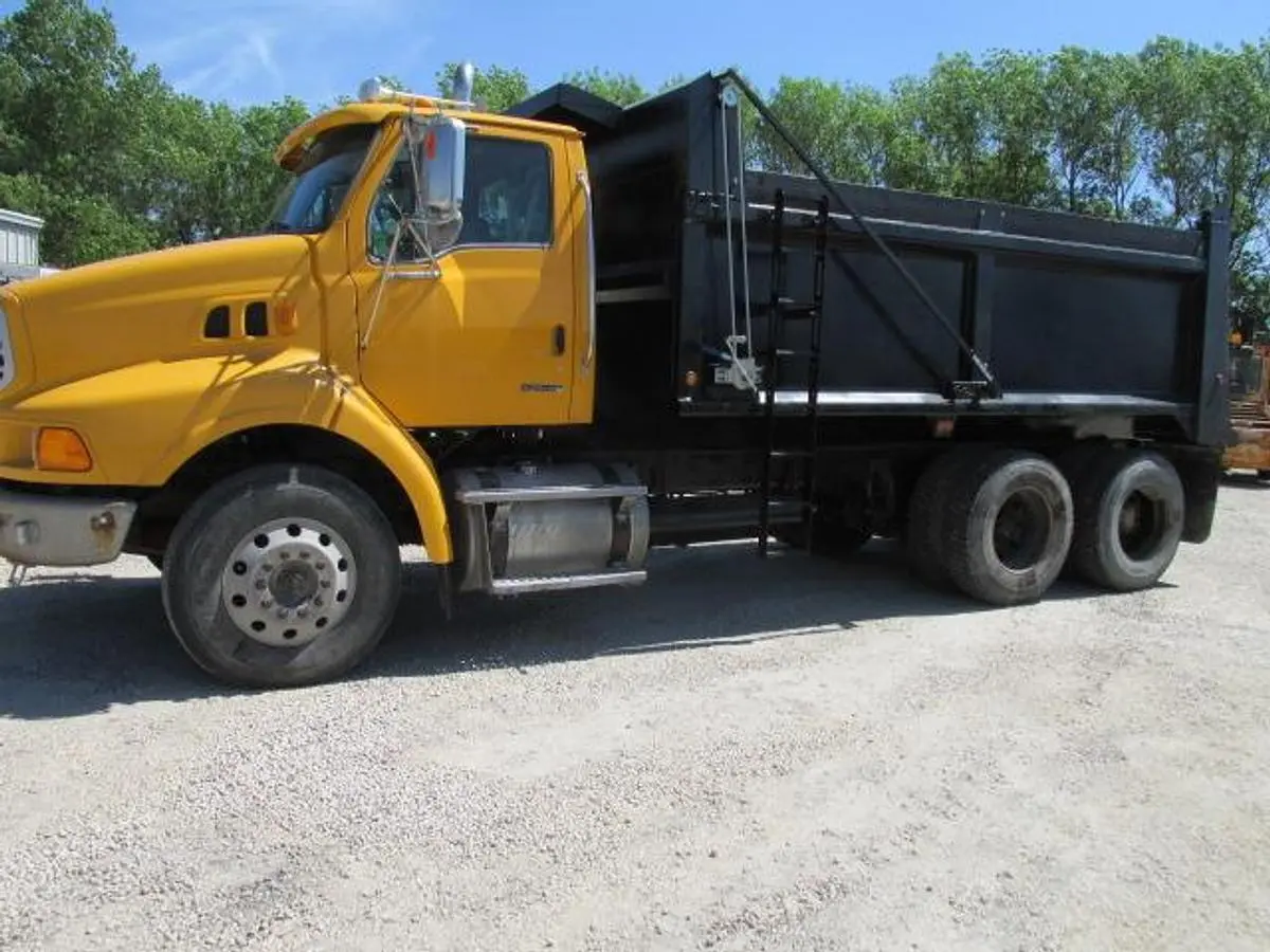 Used 2006 STERLING LT 8500 Dump trucks Manitoba CA | Conquest Truck & Auto Sales #1421329