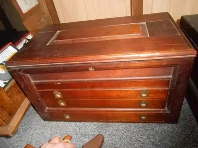 8283-385 ANTIQUE WOODWORKERS WOOD TOOL BOX WITH TOOLS