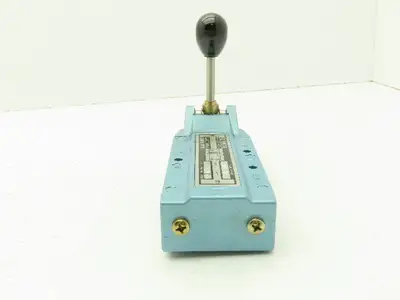 Skinner S3L0GJXX Manual Directional Control Valve 5-Way 3 Pos Spring Return