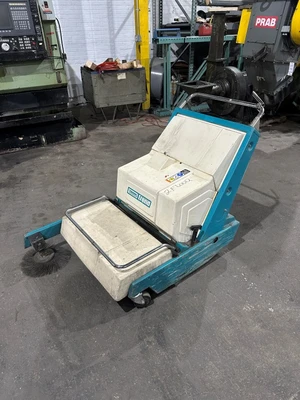 TENNANT 24" ELECTRIC FLOOR SWEEPER
