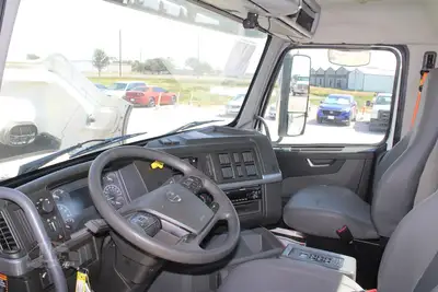 Used 2019 VOLVO VHD64B200 Vacuum Truck Texas US | Roll Off Truck World #1492006