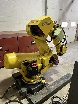Used 2004 FANUC R-2000IA/200R Robots Michigan US | Aucto #1332247