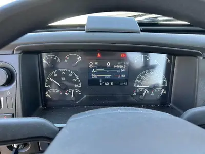 USED 2022 VOLVO VNR42T300
