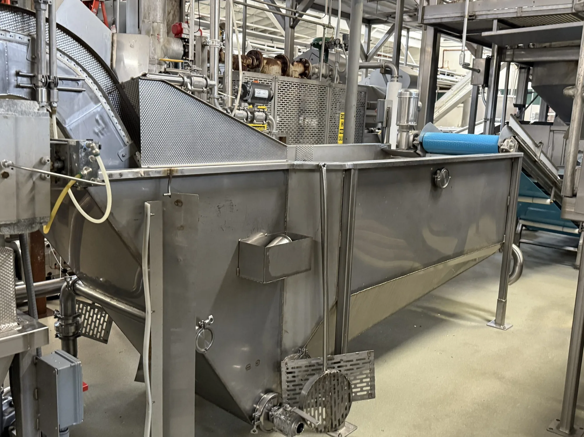 Surge Dip Tank W/Incline Flighted Belt Conveyor