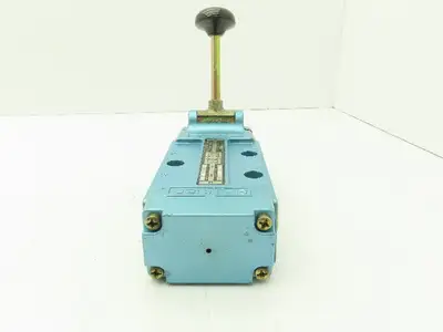 Honeywell Skinner S4LOMCX4 Directional Control Spool Valve 5 Port 3 Pos 1/2"NPT