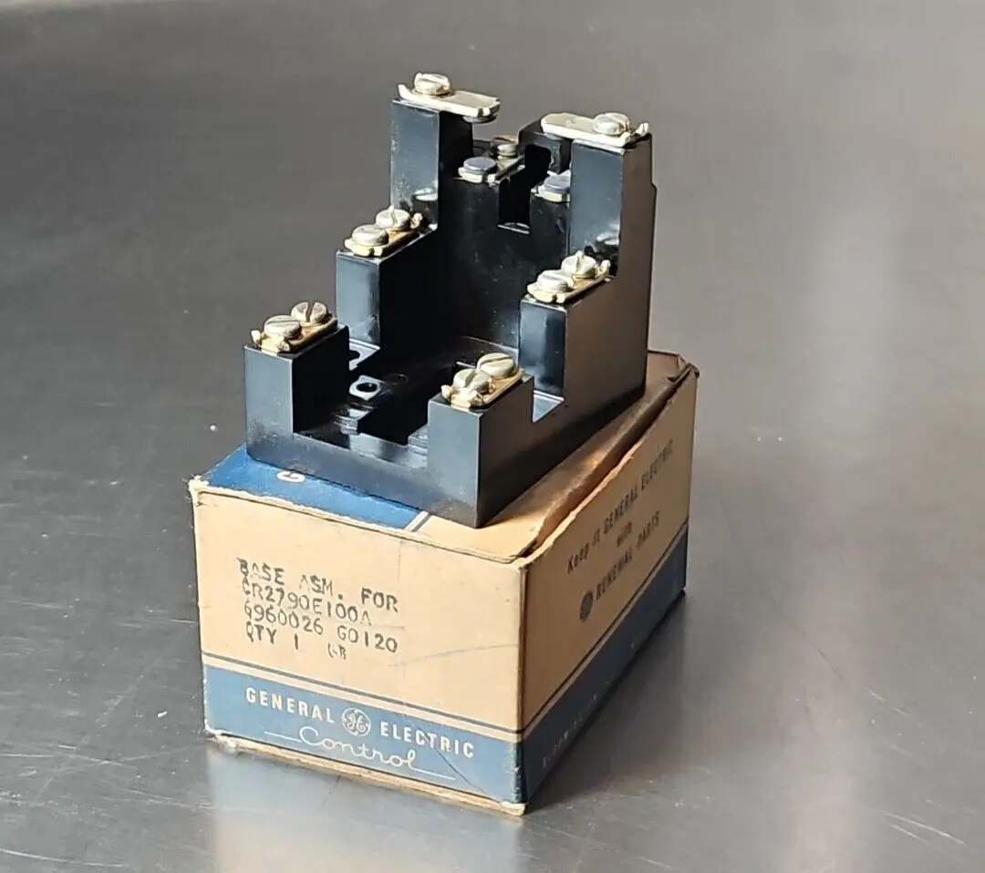 General Electric CR2790E100A base for relay. Loc4E15
