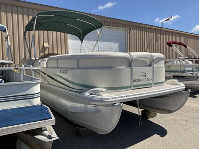 USED 2004 BENNINGTON 2280 RL