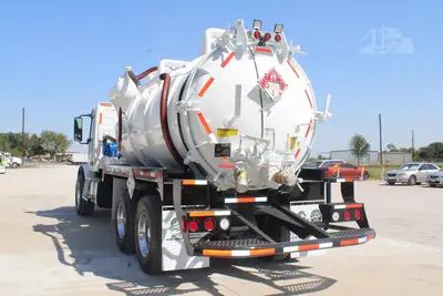 Used 2019 VOLVO VHD64B200 Vacuum Truck Texas US | Roll Off Truck World #1492006