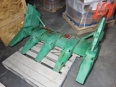 Super V Bucket, Shroud and Teeth Assembly L5570SV59SDX