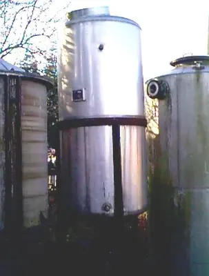 1550 L S/S Vertical Enclosed Tank