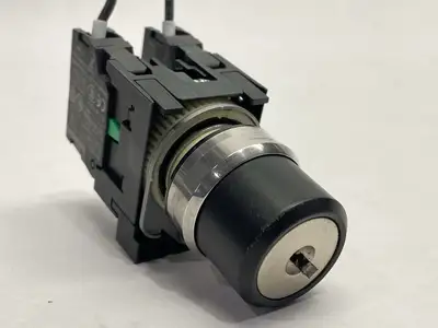 USED SIEMENS KEYLOCK SWITCH 2-POSITION 10A 500V 22.3MM NO KEY