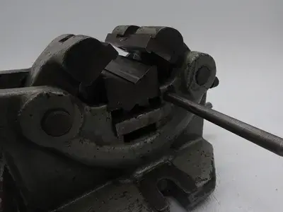 USED BISON ROUND STOCK VISE