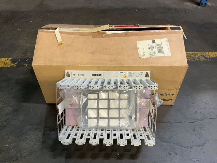 Used SCHNEIDER ELECTRIC ASH819209 PLC Chassis Ohio US | HGR 24 #1406243