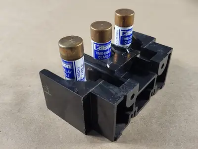 Disconnect Switch w/ 3 Times 30 Amp Fuse JDL30