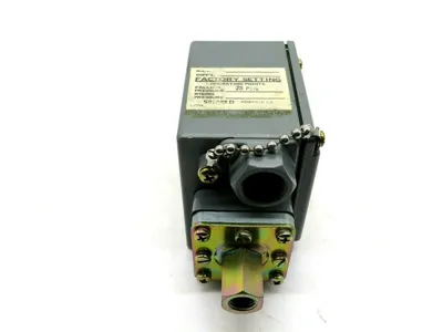NEW SQUARE D 9012 GDW-55 FIBER OPTIC PRESSURE SWITCH SERIES C 9012GDW55