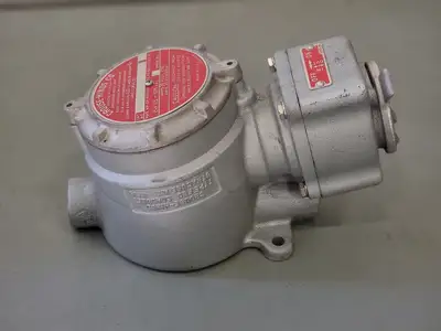 NEW CROUSE-HINDS FSQ-FSQC-230