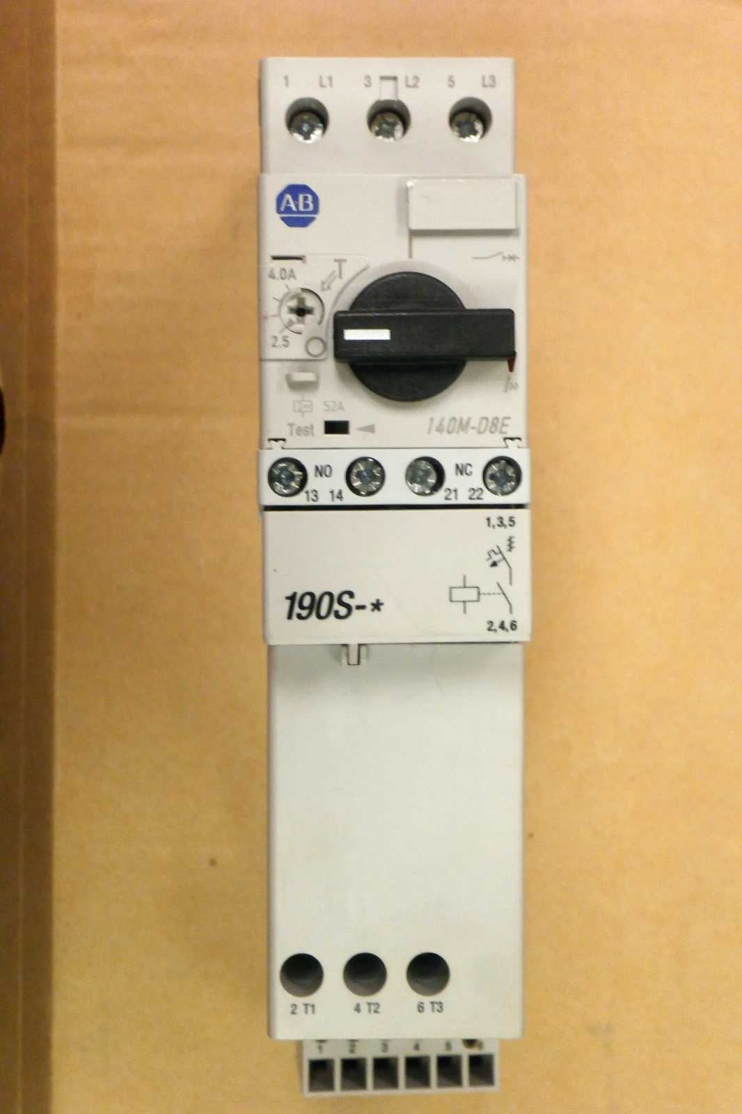 USED Allen-Bradley 140M-D8E-B40  SER B WITH 100-C09D*10 Ser
