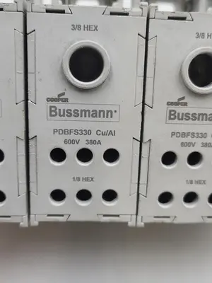 USED COOPER BUSSMANN PDBFS330 COOPER BUSSMANN SERIES POWER DISTRIBUTION BLOCK