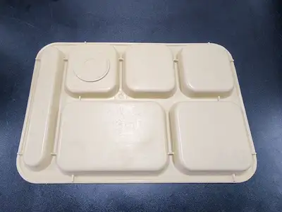 Used Cambro Used Cambro 10146CW133, Camwear® 10" X 14" 6 Compartment Beige Food Tray Smallwares Illinois US | Falcon Restaurant Supply #1376646