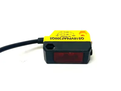 USED BANNER ENGINEERING WORLD-BEAM PHOTOELECTRIC SENSOR, ADJUSTABLE FIELD