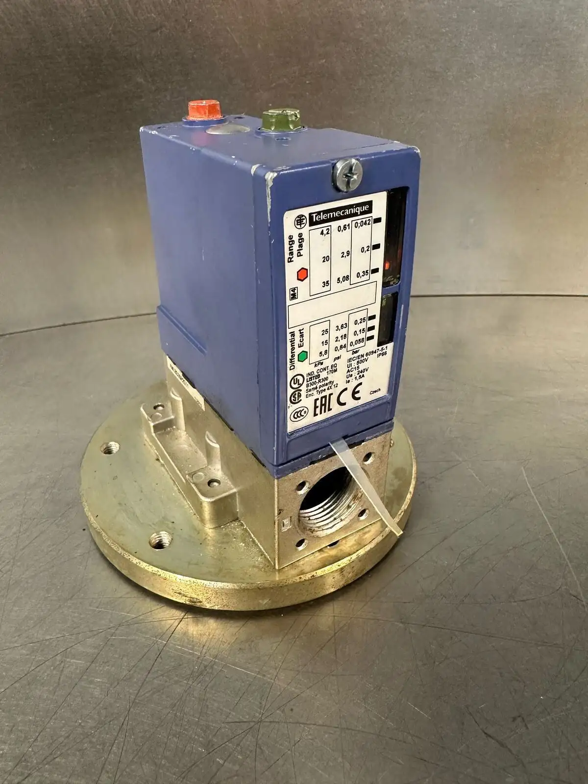 Telemecanique XMLBS35R2S11 PRESSURE SWITCH (4.4.5)
