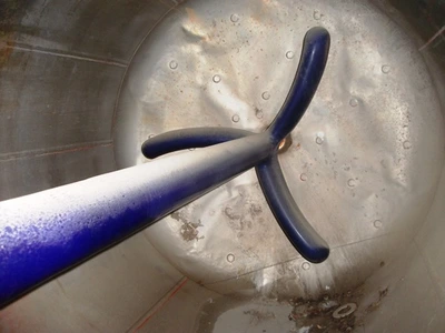 2,500 L Hastelloy C4 clad reactor