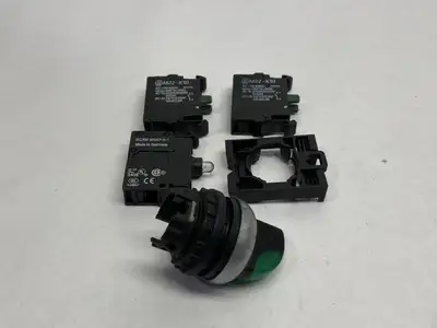 S-5412 | Moeller S-5225 Illuminated 3-Position Selector Switch Assembly Green - New Other