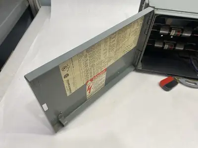USED SQUARE D SER. E1 FUSIBLE TWIN SWITCH PANELBOARD DISCONNECTOR UNIT 100A