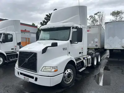 USED 2015 VOLVO VNM64T200