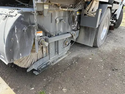 USED 2005 FREIGHTLINER FL70