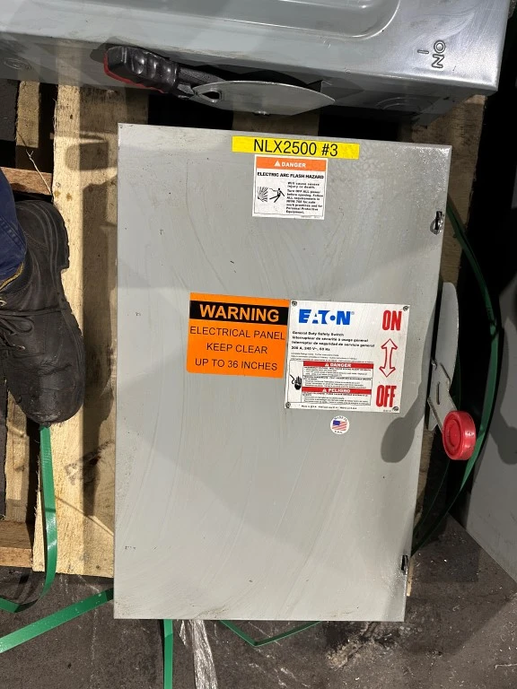 EATON 200AMP FUSIBLE DISCONNECT W/ FUSES