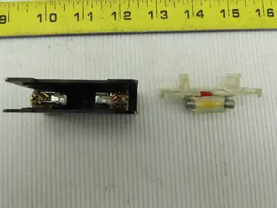 Idec BAF111SDU 24V 10A Fuse Holder W/Indicator 18-10AWG On DIN Rail Lot of 23