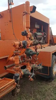 USED 2001 FRONTIER 4 AXLE CARRIER STYLE OILFIELD PUMP / KILL TRUCK