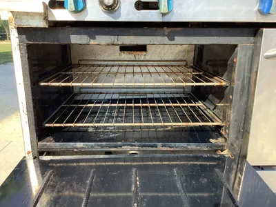152-0556 Royal RR4G36 Natural Gas 4-Burner 36” Griddle Range/Stove with Oven