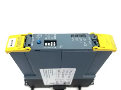 USED SIEMENS SIRIUS ADVANCED BASIC SAFETY RELAY UNIT W/ CONNECTOR TERM.