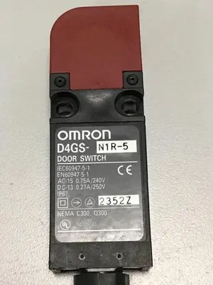 USED OMRON D4GS-N1R-5