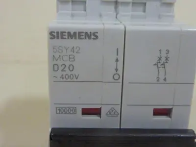 USED SIEMENS 5SY4220-8