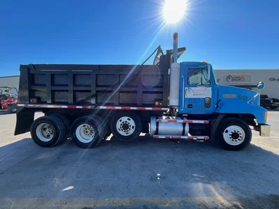 USED 1997 MACK CH613