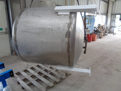 1000L S/S Vertical Enclosed Tank