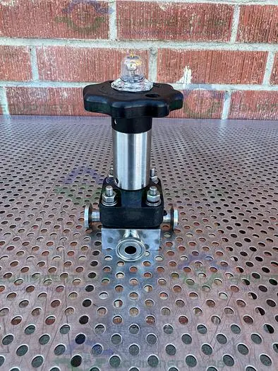 Used ITT PURE FLO .5-316L- RA20MAX-CWP150 DIAPHRAGM VALVE W/ 1/2" SANITARY FITTING Valves/Fittings California US | Equipment Lab #485825