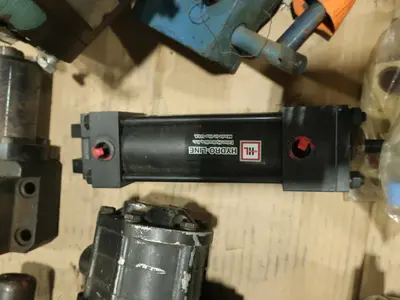 PALLET OF ASSORTED HYDRAULICS