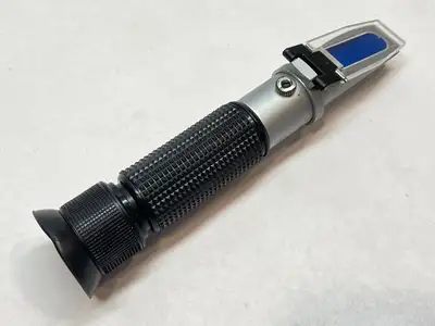 USED ARIANA HANDHELD ANALOG REFRACTOMETER 0-32%