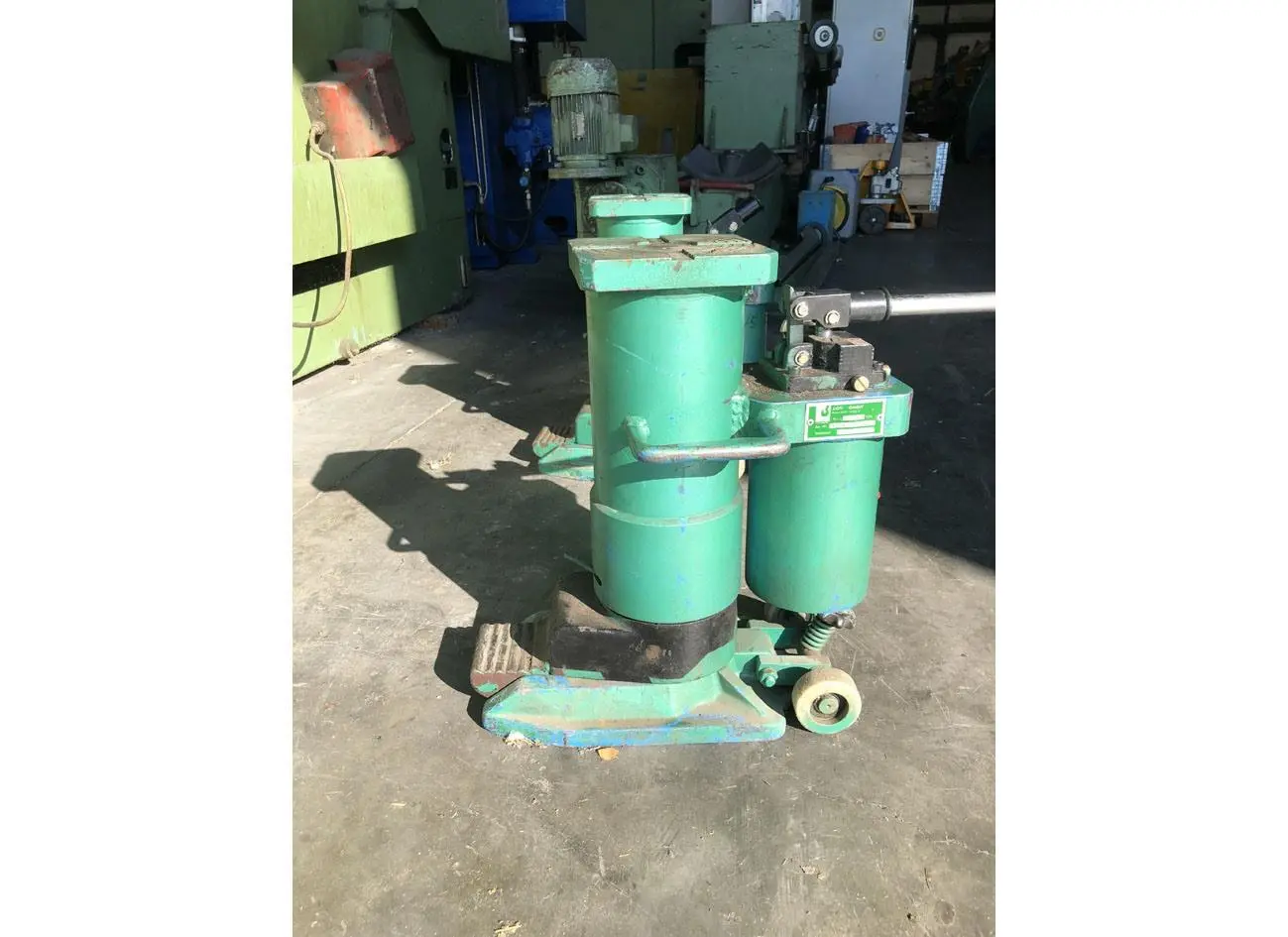 USED LGH 25 TON JACK