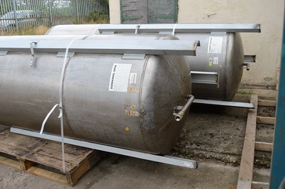 2,000L S/S Vertical Enclosed Tank