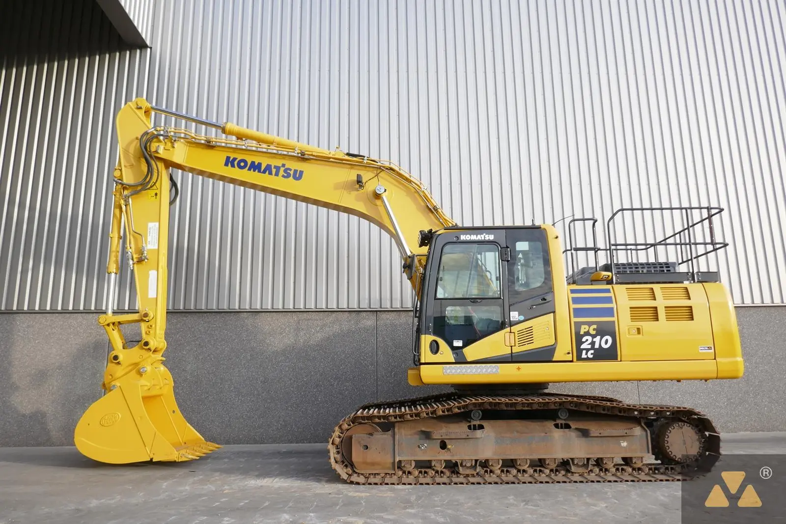 USED 2021 Komatsu PC210LC-11