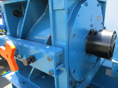 Radmark, single roll granite/rock crusher pulverizer w/hydraulic motor