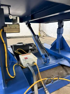 4,000 LB 48" X 48" HYDRAULIC TILT TABLE. STOCK # 1003725.
