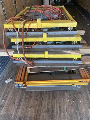 LOT OF 5 LIGHT DUTY PNUEMATIC SCISSOR LIFTS