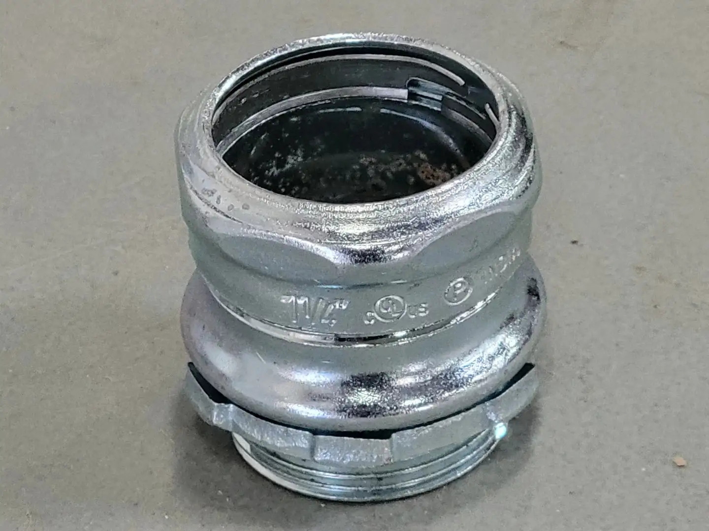 1-1/4" EMT Liquidtight Compression Connector (Box of 10)