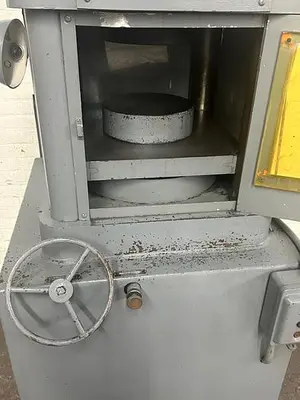 USED M&N 200 TON